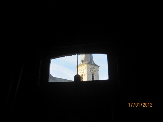 Zicht op kerk vanuit raam eerste verdieping